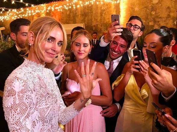 La Ferragni mostra la fede